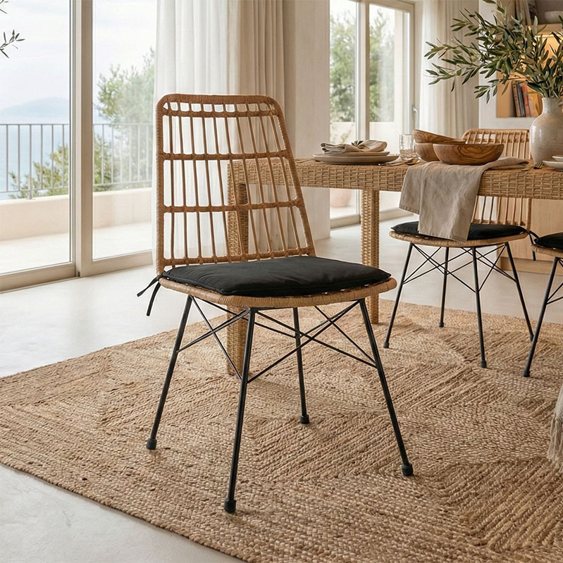 Καρέκλα Naoki pakoworld rattan σε φυσική απόχρωση με μαύρο μαξιλάρι και μεταλλικό μαύρο πόδι 45.5x59.5x89εκ